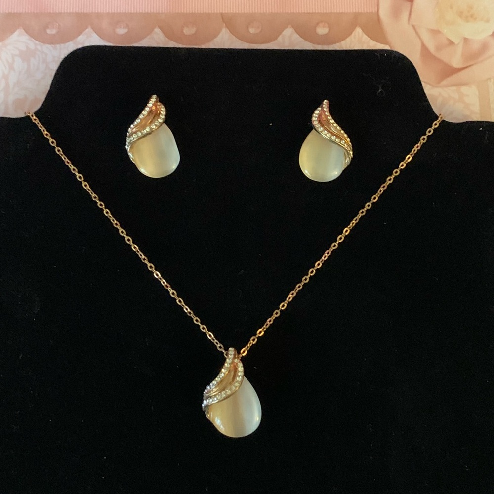 Elegant Cat’s Eye & CZ Necklace & Earrings Set